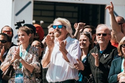Richard Branson le da la bienvenida al vuelo supersónico de VSS Unity