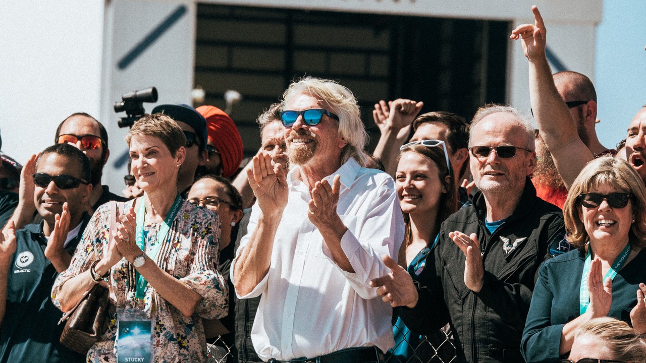 Richard Branson le da la bienvenida al vuelo supersónico de VSS Unity