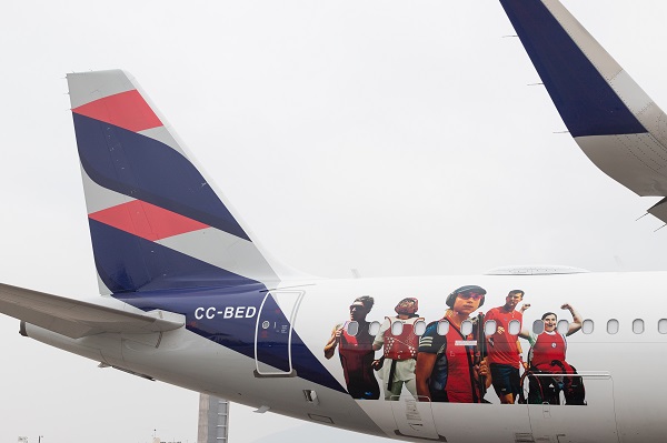LATAM presentó avión con figuras de deportistas chilenos