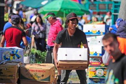 Inmigrantes ocupan más del 30% de empleos en sectores comercio y turismo de Chile