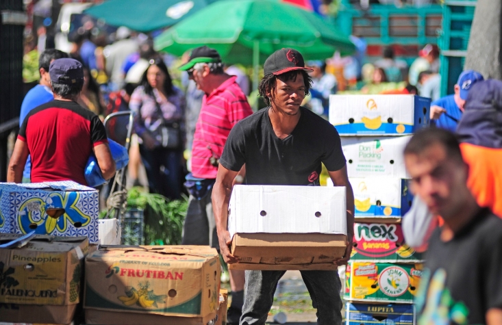 Inmigrantes ocupan más del 30% de empleos en sectores comercio y turismo de Chile