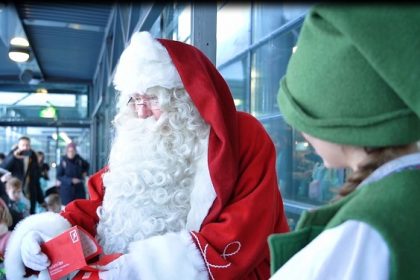 Iberia estrena su nueva ruta a la tierra de Papá Noel