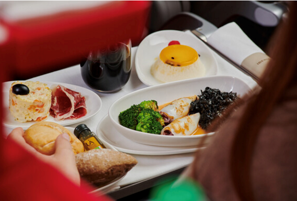 Iberia renueva el servicio a bordo: experiencia de viaje más sostenible y digital