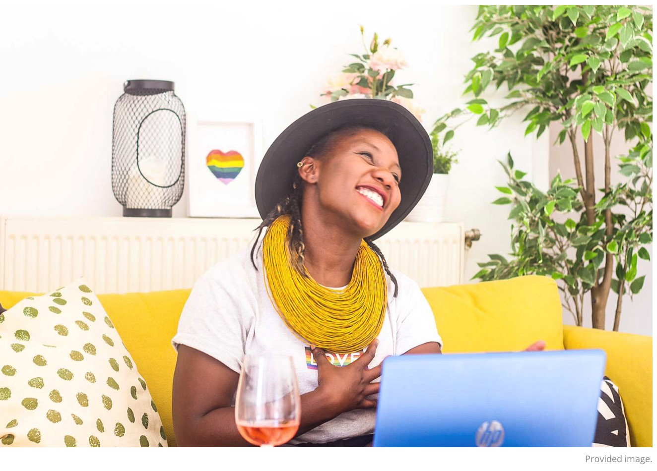 Las experiencias en línea hospedan para dar vida a una celebración global del orgullo