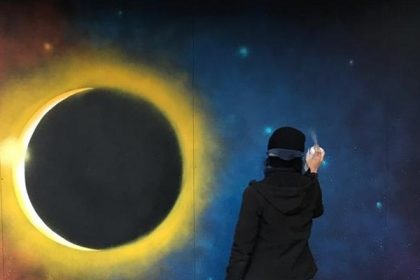 Mural alusivo a eclipse total de sol marca la cuenta regresiva para el fenómeno que se vivirá en Chile