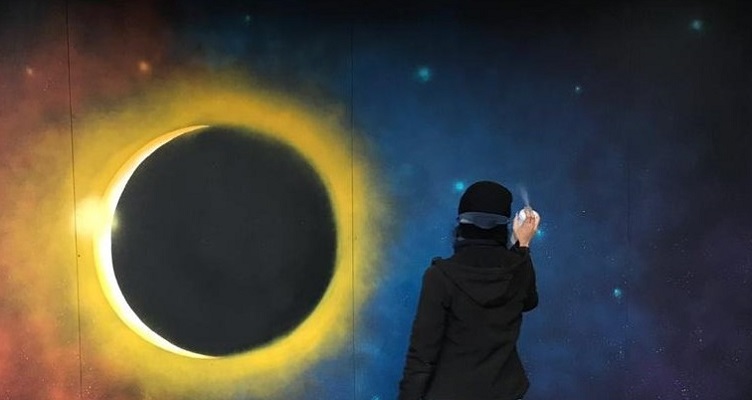 Mural alusivo a eclipse total de sol marca la cuenta regresiva para el fenómeno que se vivirá en Chile