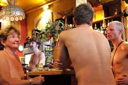 Paris al desnudo: abren primer restaurante para nudistas.