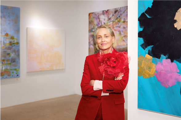 Sharon Stone expone sus pinturas en la costa este de USA
