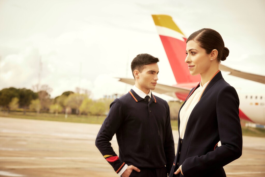 El talento español vuela alto: Iberia estrena el nuevo uniforme de Teresa Helbig