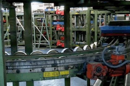 ¿A dónde van las maletas después de pasar el mostrador de facturación?