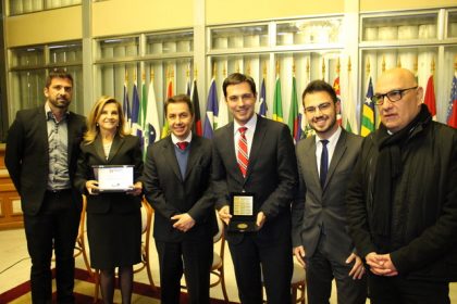 FESTURIS GRAMADO recibió medalla de la Asamblea Legislativa en Porto Alegre.