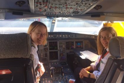 Iberia: #DespegandoJuntas enseña a las chicas el mundo de la aviación