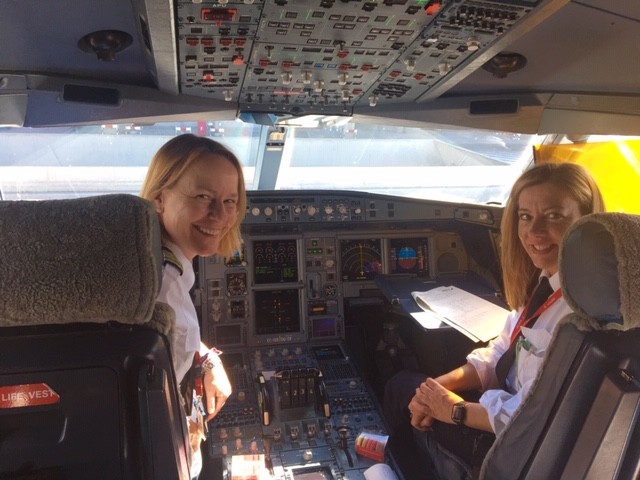 Iberia: #DespegandoJuntas enseña a las chicas el mundo de la aviación
