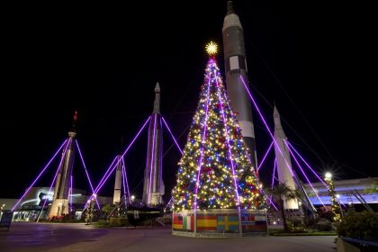 El Kennedy Space Center se llena de color este fin de año
