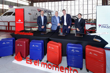 Chile: Banco Santander y LATAM Pass renuevan alianza del programa de lealtad