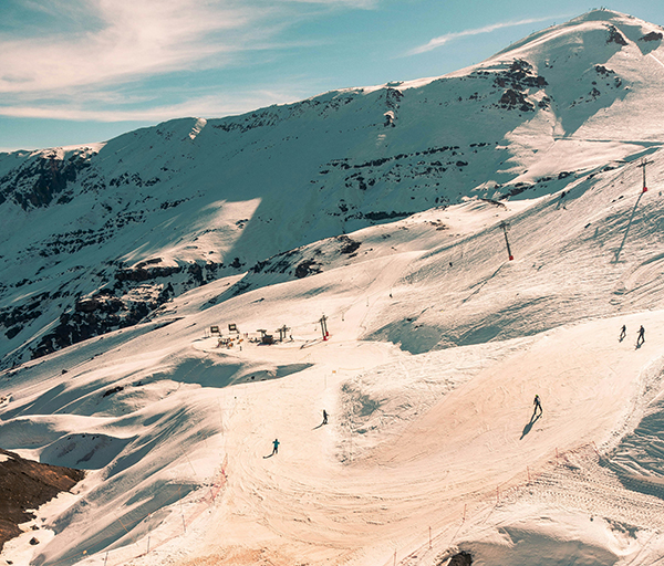 Chile: Radiografía a extranjeros en centros de montaña